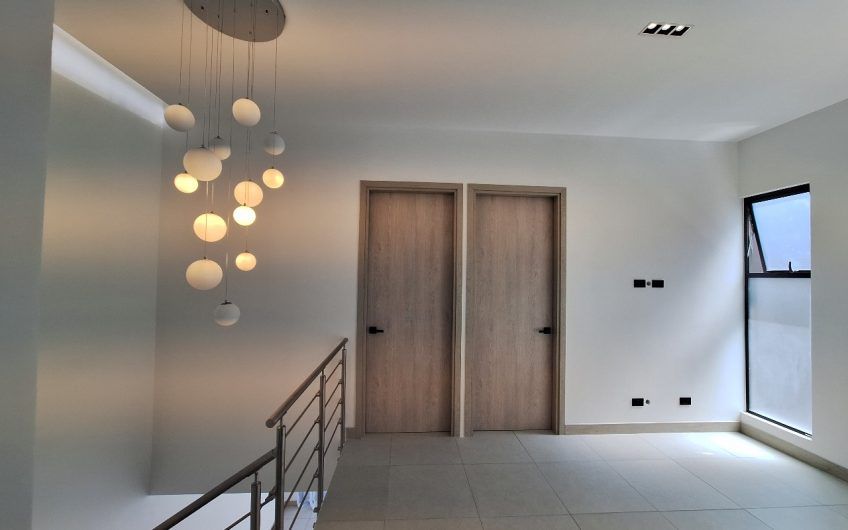 Para estrenar! Condo con jardín en Lindora Village Santa Ana