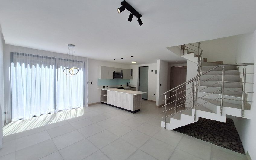 Para estrenar! Condo con jardín en Lindora Village Santa Ana