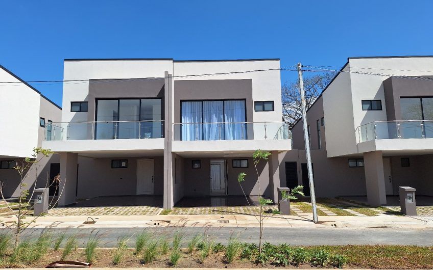 Para estrenar! Condo con jardín en Lindora Village Santa Ana