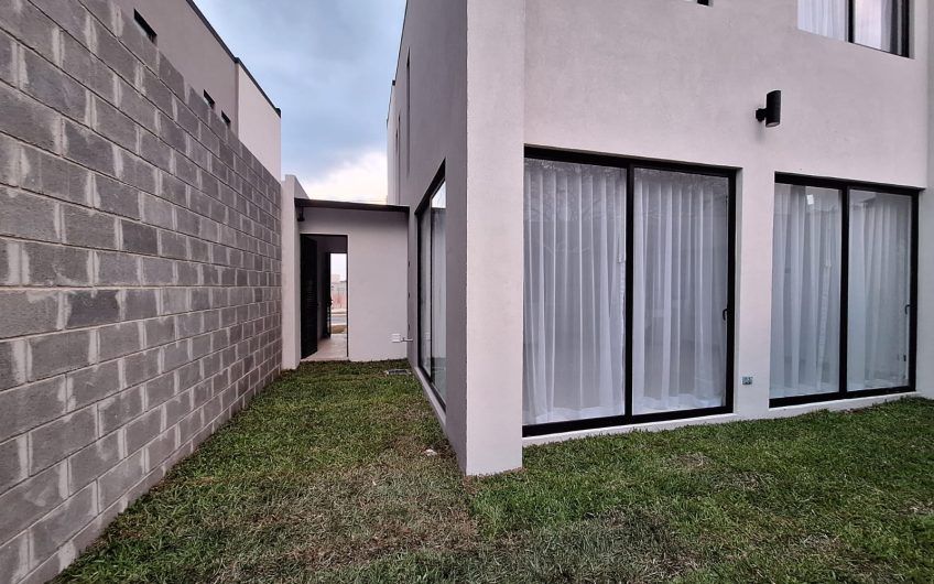 Para estrenar! Condo con jardín en Lindora Village Santa Ana