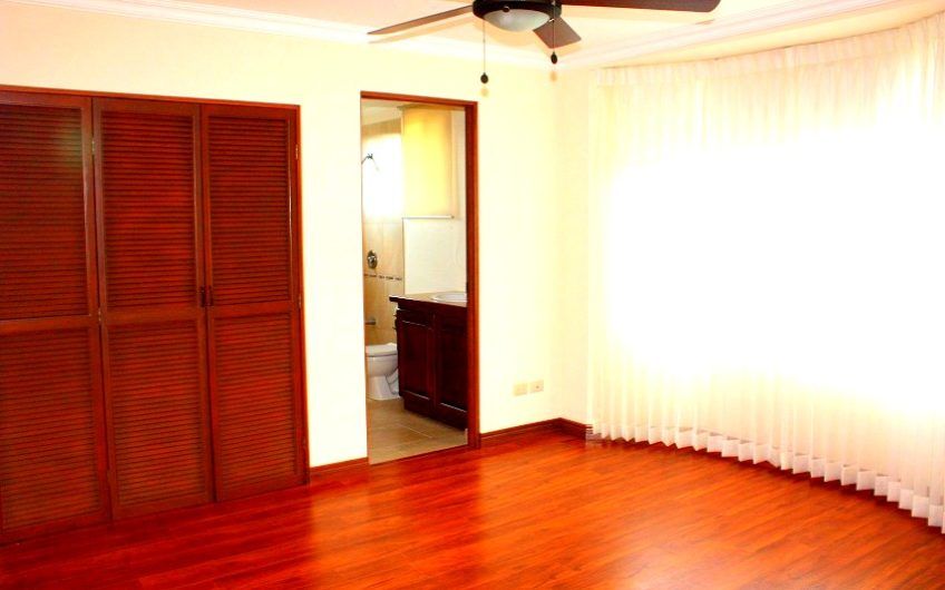 Condo esquinero de 5 habit. y 460 m2 de lote en Piedades Santa Ana