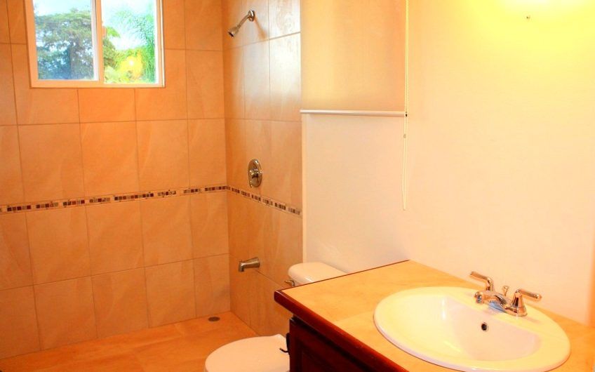 Condo esquinero de 5 habit. y 460 m2 de lote en Piedades Santa Ana