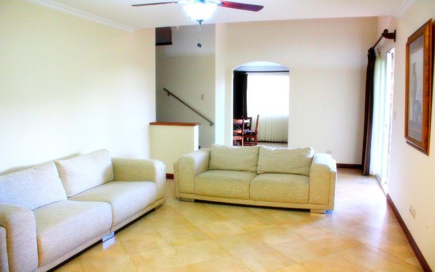 Condo esquinero de 5 habit. y 460 m2 de lote en Piedades Santa Ana