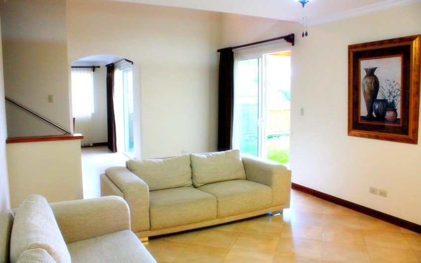 Condo esquinero de 5 habit. y 460 m2 de lote en Piedades Santa Ana