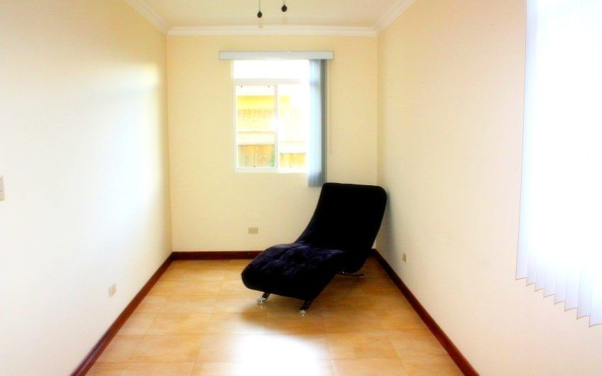 Condo esquinero de 5 habit. y 460 m2 de lote en Piedades Santa Ana