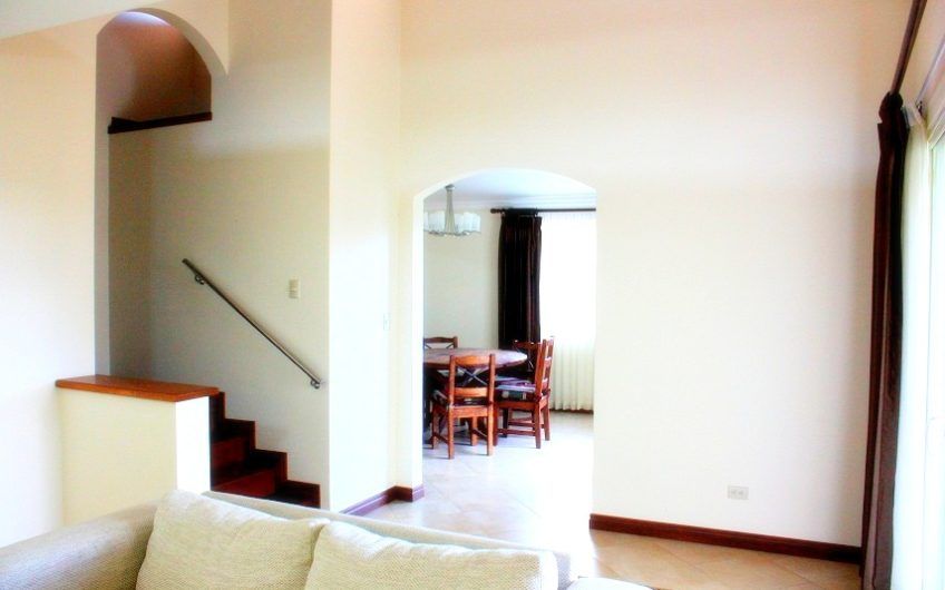 Condo esquinero de 5 habit. y 460 m2 de lote en Piedades Santa Ana
