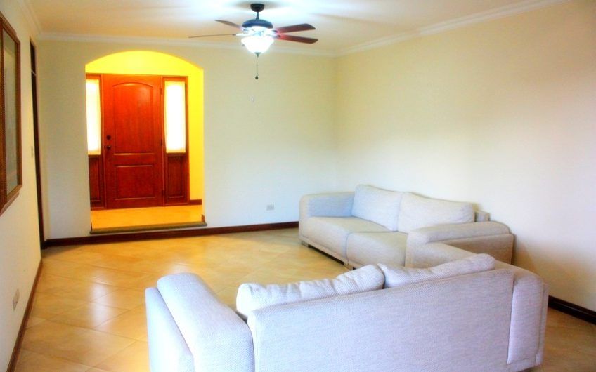 Condo esquinero de 5 habit. y 460 m2 de lote en Piedades Santa Ana