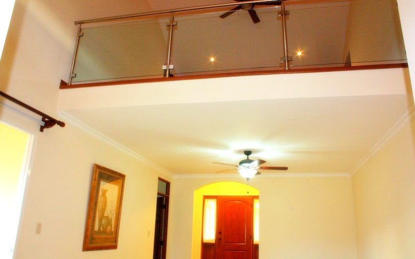 Condo esquinero de 5 habit. y 460 m2 de lote en Piedades Santa Ana