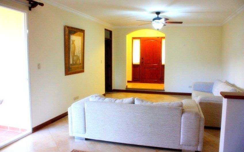 Condo esquinero de 5 habit. y 460 m2 de lote en Piedades Santa Ana