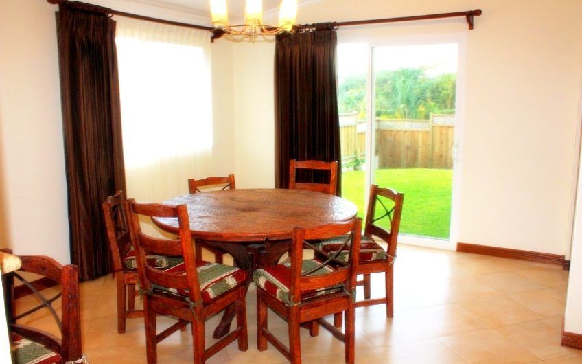 Condo esquinero de 5 habit. y 460 m2 de lote en Piedades Santa Ana