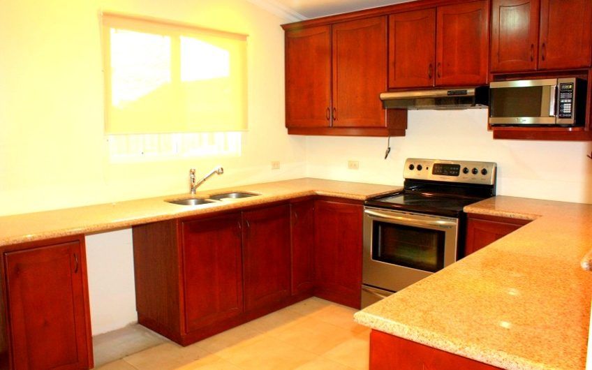 Condo esquinero de 5 habit. y 460 m2 de lote en Piedades Santa Ana
