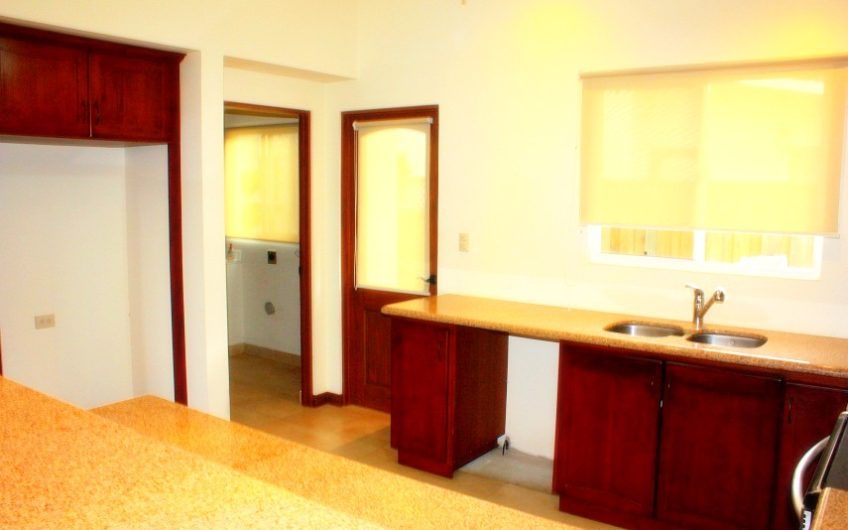 Condo esquinero de 5 habit. y 460 m2 de lote en Piedades Santa Ana