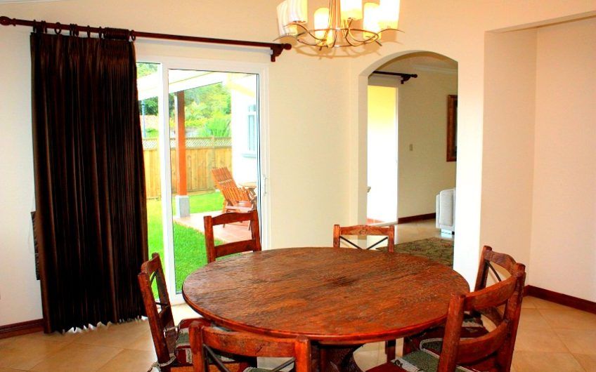 Condo esquinero de 5 habit. y 460 m2 de lote en Piedades Santa Ana