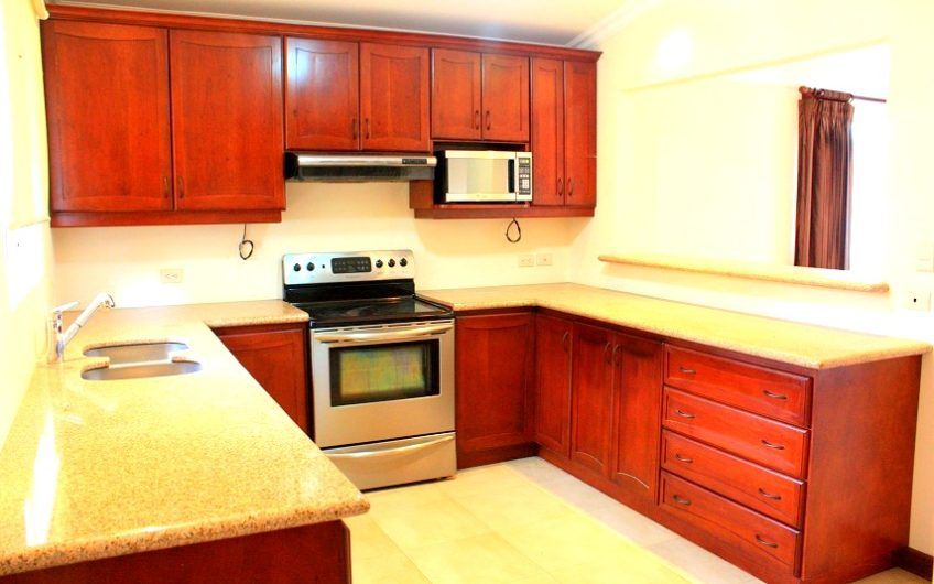 Condo esquinero de 5 habit. y 460 m2 de lote en Piedades Santa Ana