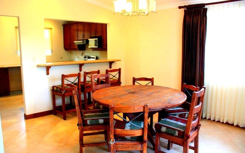 Condo esquinero de 5 habit. y 460 m2 de lote en Piedades Santa Ana
