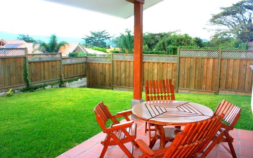 Condo esquinero de 5 habit. y 460 m2 de lote en Piedades Santa Ana