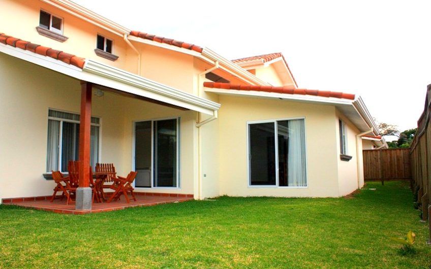 Condo esquinero de 5 habit. y 460 m2 de lote en Piedades Santa Ana