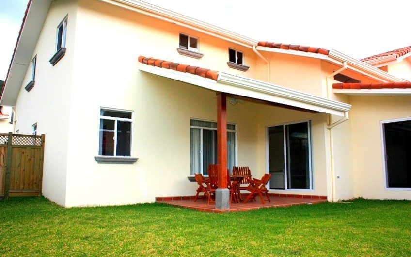 Condo esquinero de 5 habit. y 460 m2 de lote en Piedades Santa Ana