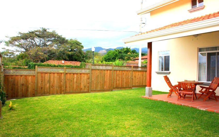Condo esquinero de 5 habit. y 460 m2 de lote en Piedades Santa Ana