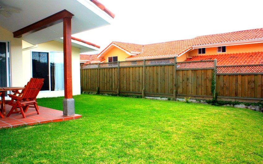 Condo esquinero de 5 habit. y 460 m2 de lote en Piedades Santa Ana