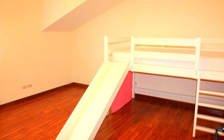 Condo esquinero de 5 habit. y 460 m2 de lote en Piedades Santa Ana