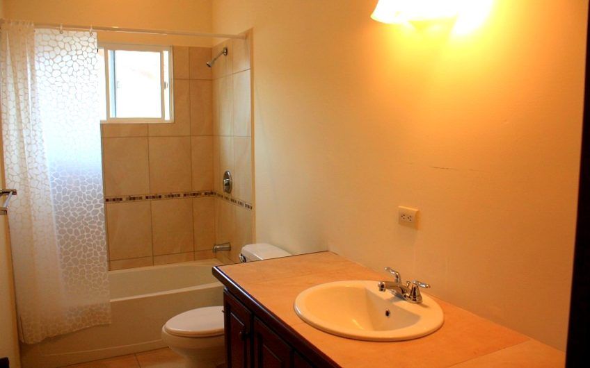 Condo esquinero de 5 habit. y 460 m2 de lote en Piedades Santa Ana