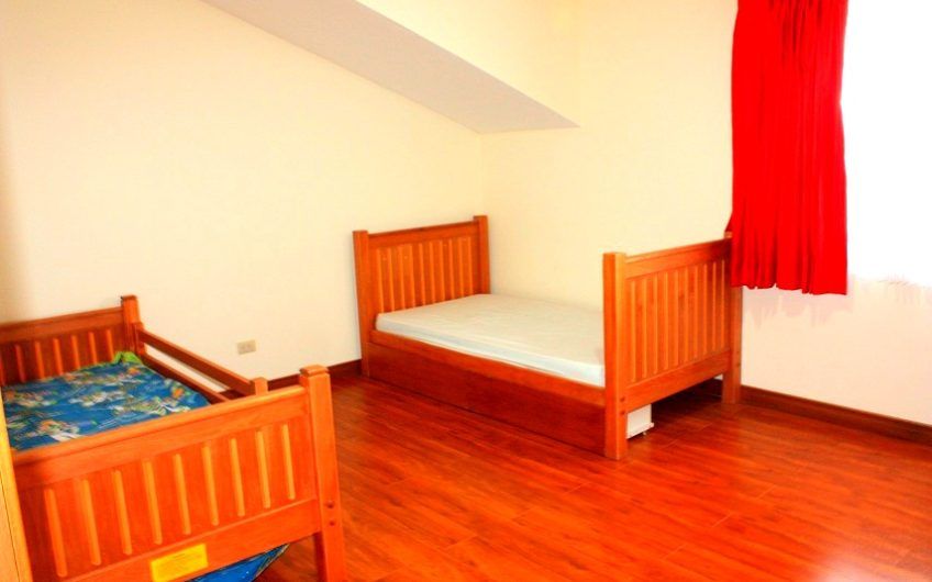 Condo esquinero de 5 habit. y 460 m2 de lote en Piedades Santa Ana