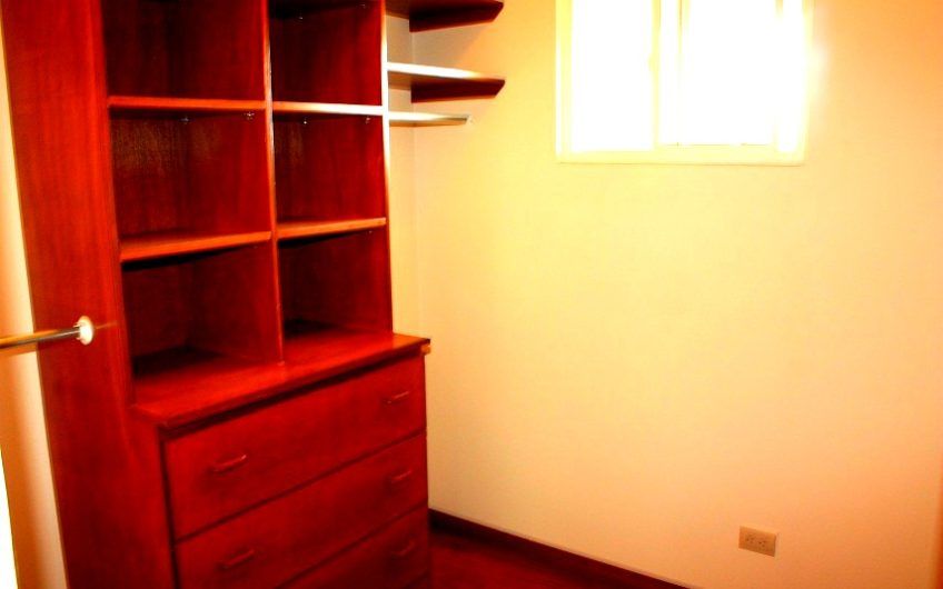 Condo esquinero de 5 habit. y 460 m2 de lote en Piedades Santa Ana