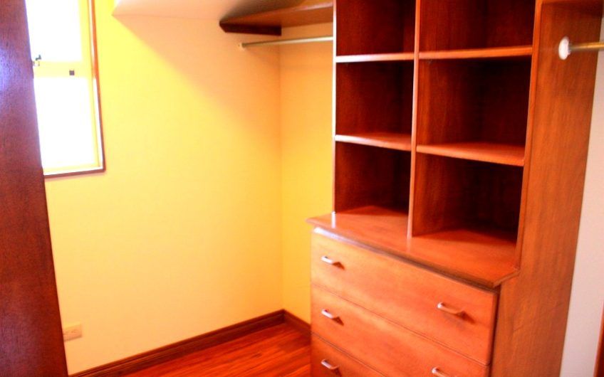 Condo esquinero de 5 habit. y 460 m2 de lote en Piedades Santa Ana