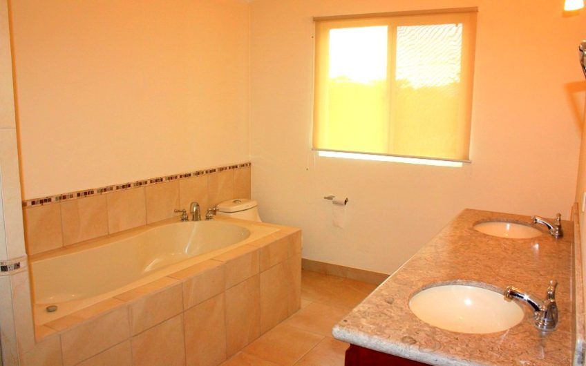 Condo esquinero de 5 habit. y 460 m2 de lote en Piedades Santa Ana