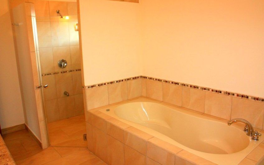 Condo esquinero de 5 habit. y 460 m2 de lote en Piedades Santa Ana