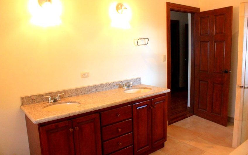 Condo esquinero de 5 habit. y 460 m2 de lote en Piedades Santa Ana