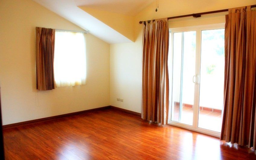 Condo esquinero de 5 habit. y 460 m2 de lote en Piedades Santa Ana