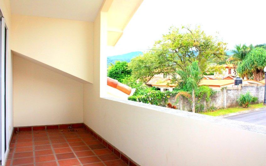 Condo esquinero de 5 habit. y 460 m2 de lote en Piedades Santa Ana