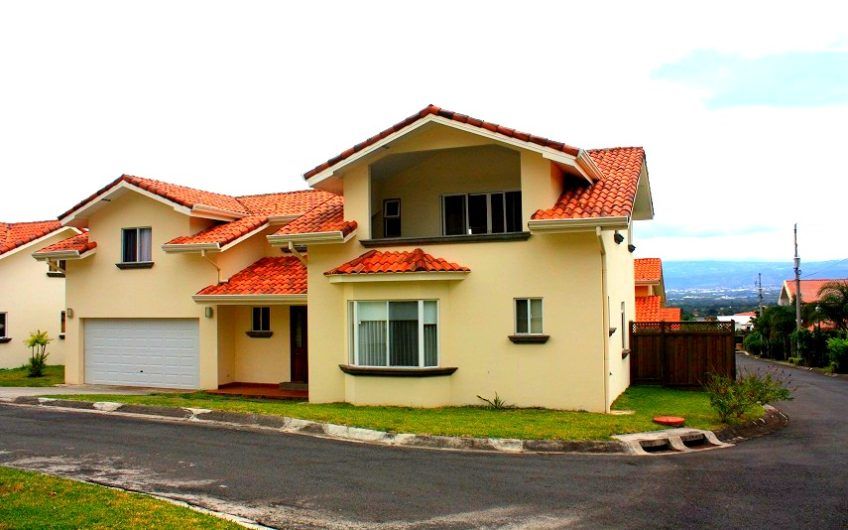Condo esquinero de 5 habit. y 460 m2 de lote en Piedades Santa Ana