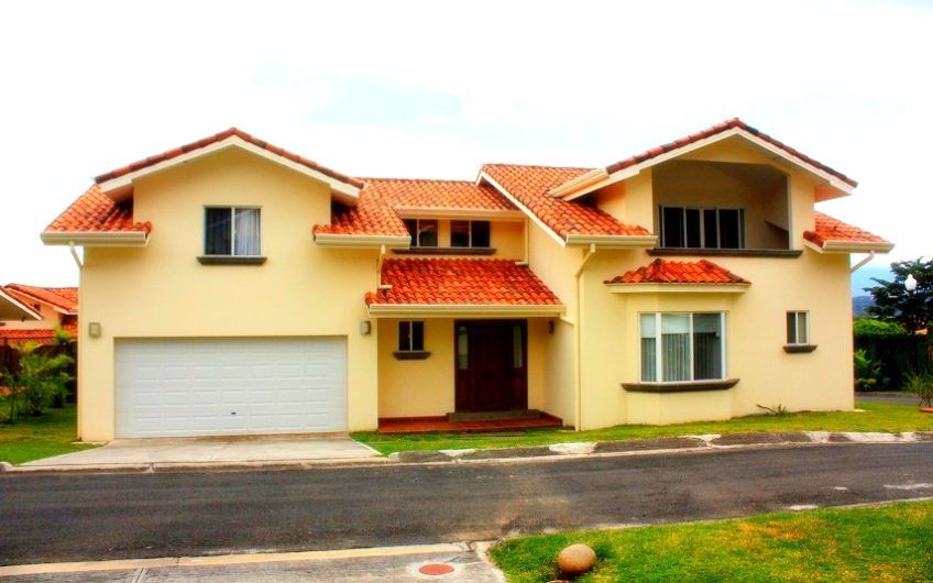 Condo esquinero de 5 habit. y 460 m2 de lote en Piedades Santa Ana
