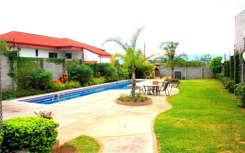 Condo esquinero de 5 habit. y 460 m2 de lote en Piedades Santa Ana