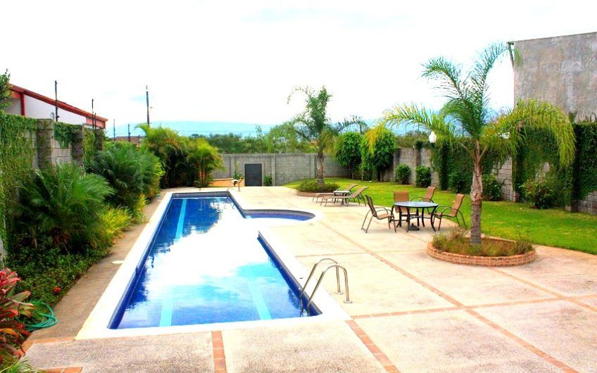 Condo esquinero de 5 habit. y 460 m2 de lote en Piedades Santa Ana