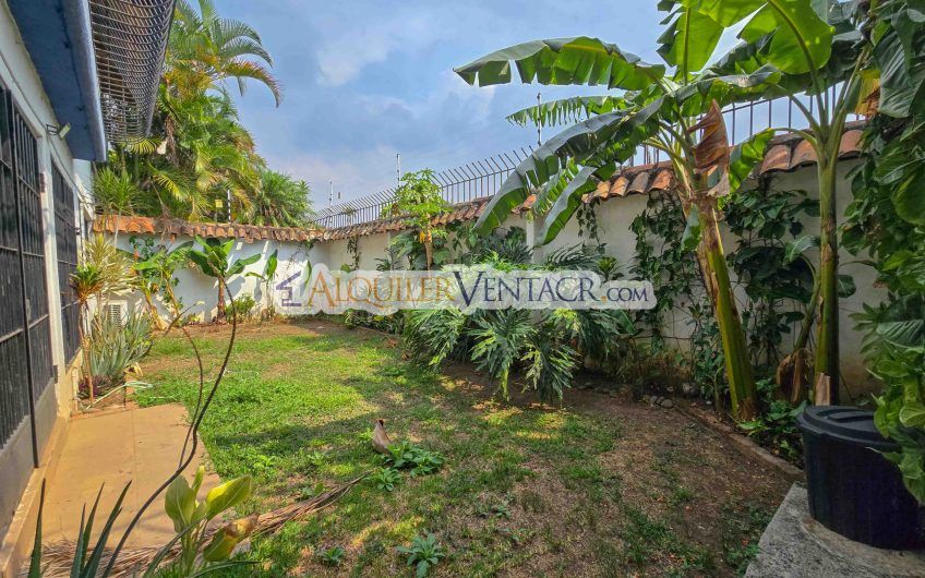 Casa de 303 m2 con uso de suelo mixto en Trejos Montealegre x Escazú Village