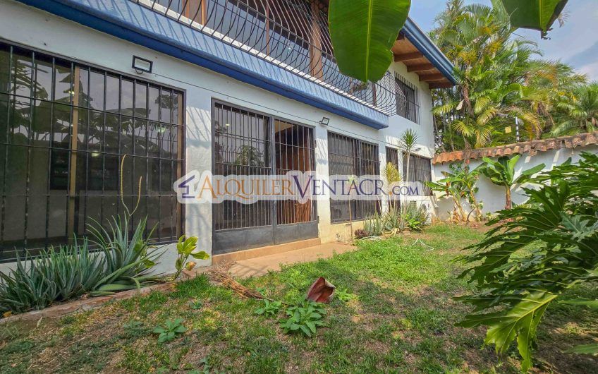 Casa de 303 m2 con uso de suelo mixto en Trejos Montealegre x Escazú Village