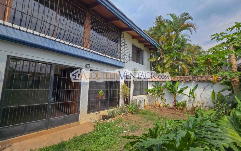 Casa de 303 m2 con uso de suelo mixto en Trejos Montealegre x Escazú Village