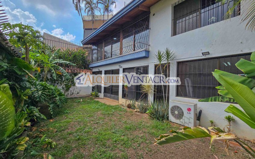 Casa de 303 m2 con uso de suelo mixto en Trejos Montealegre x Escazú Village