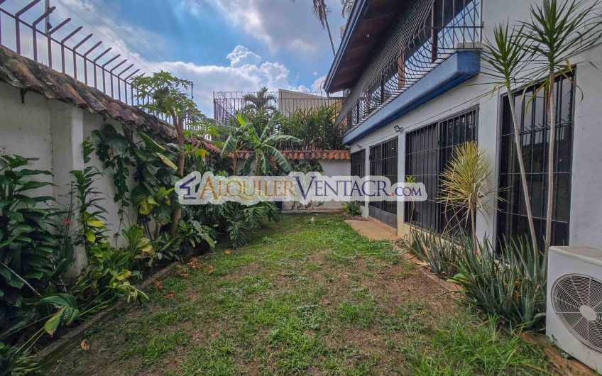 Casa de 303 m2 con uso de suelo mixto en Trejos Montealegre x Escazú Village