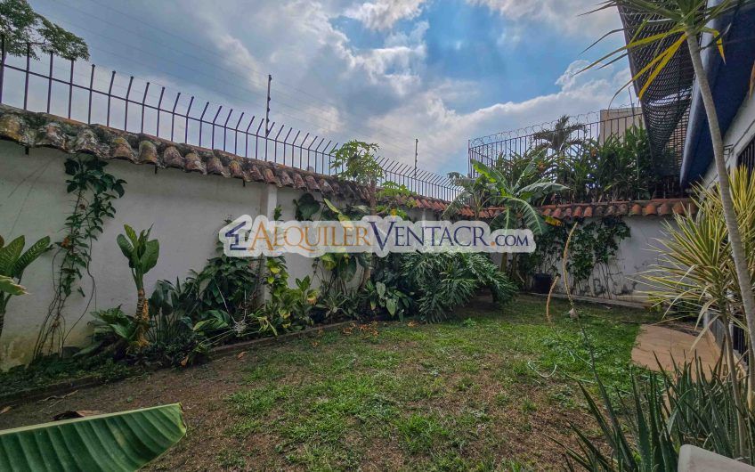 Casa de 303 m2 con uso de suelo mixto en Trejos Montealegre x Escazú Village