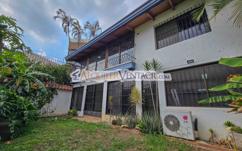 Casa de 303 m2 con uso de suelo mixto en Trejos Montealegre x Escazú Village