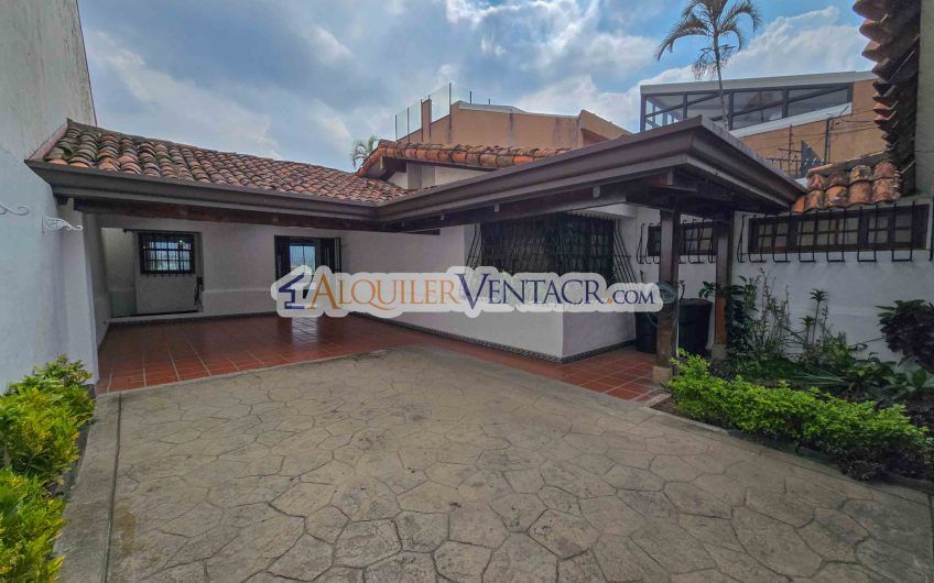 Casa de 303 m2 con uso de suelo mixto en Trejos Montealegre x Escazú Village
