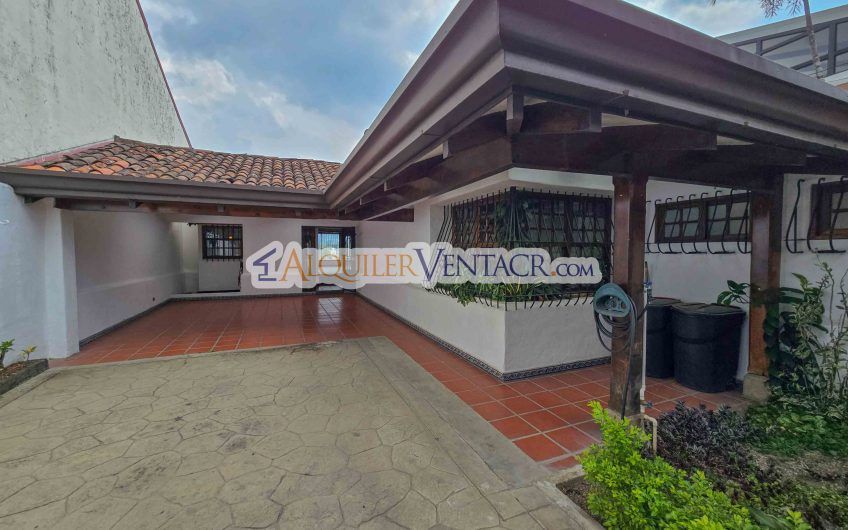 Casa de 303 m2 con uso de suelo mixto en Trejos Montealegre x Escazú Village
