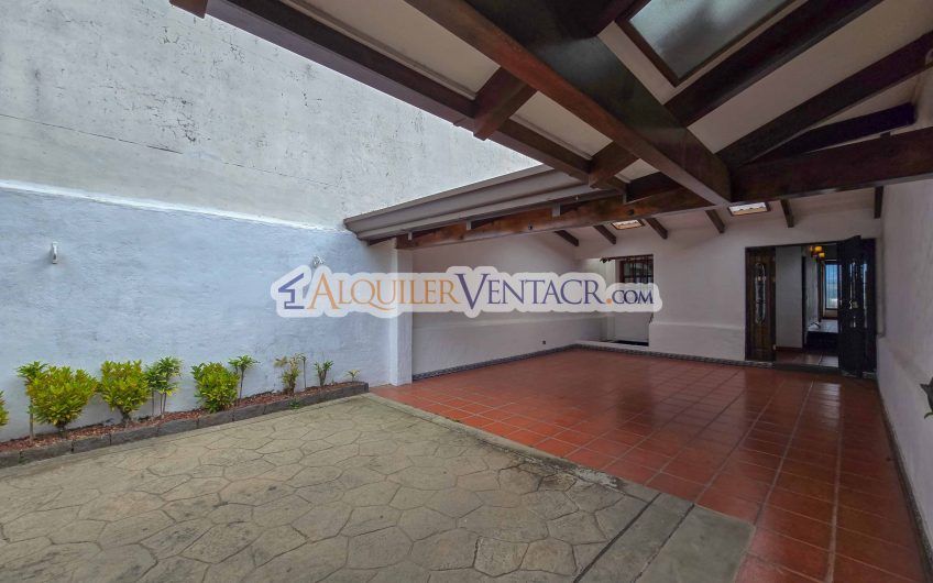 Casa de 303 m2 con uso de suelo mixto en Trejos Montealegre x Escazú Village