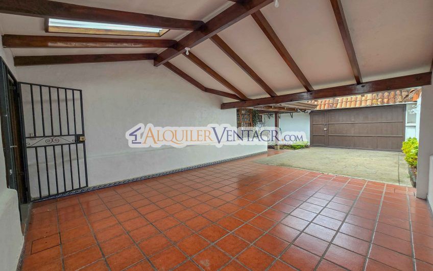 Casa de 303 m2 con uso de suelo mixto en Trejos Montealegre x Escazú Village