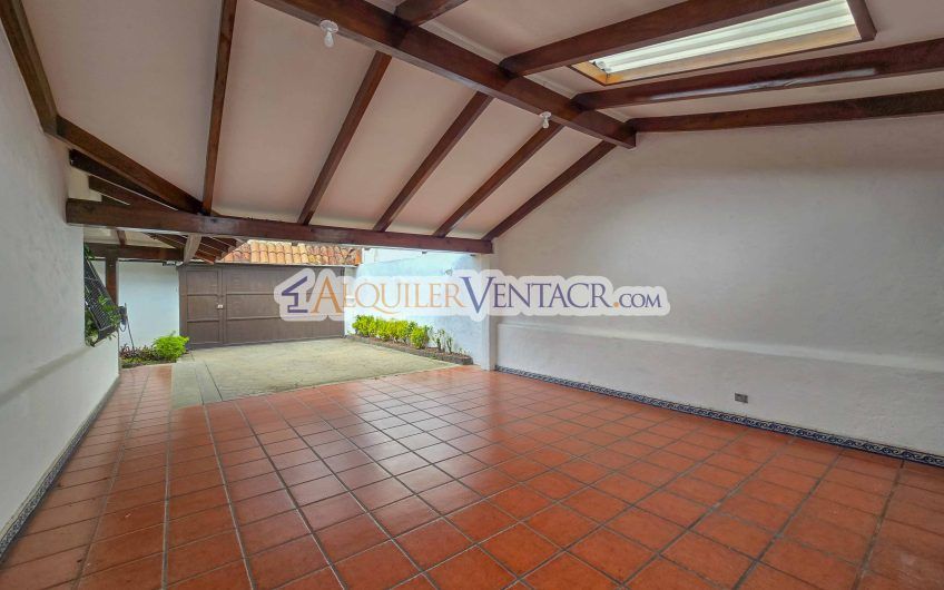 Casa de 303 m2 con uso de suelo mixto en Trejos Montealegre x Escazú Village